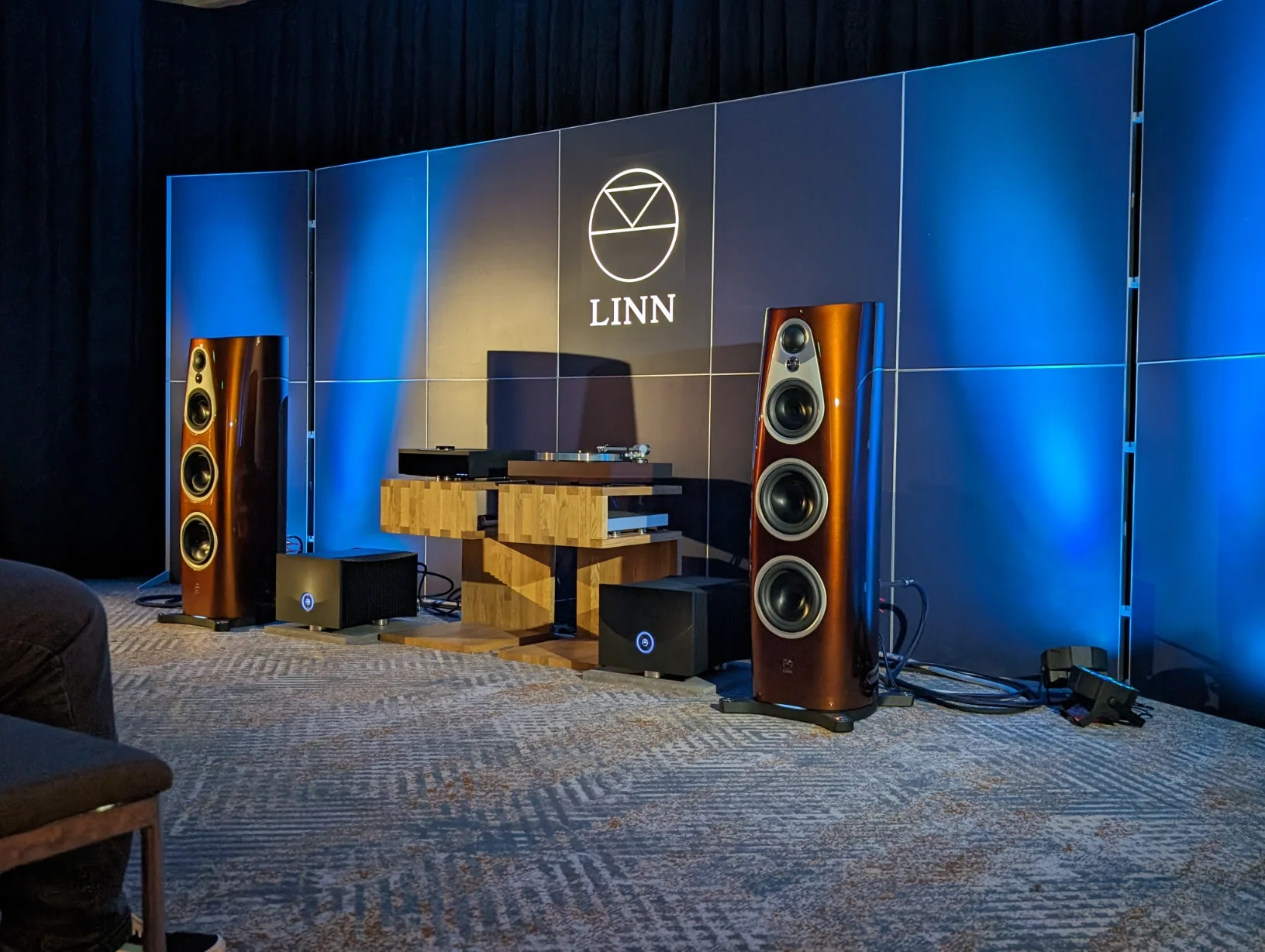 The 360’s have five finish options, we have viewed three with particular interest. I have to say the Single Malt finish here was exquisite, I’d like to see the “Clyde Built” and “Linn Heritage” finishes sometime too.