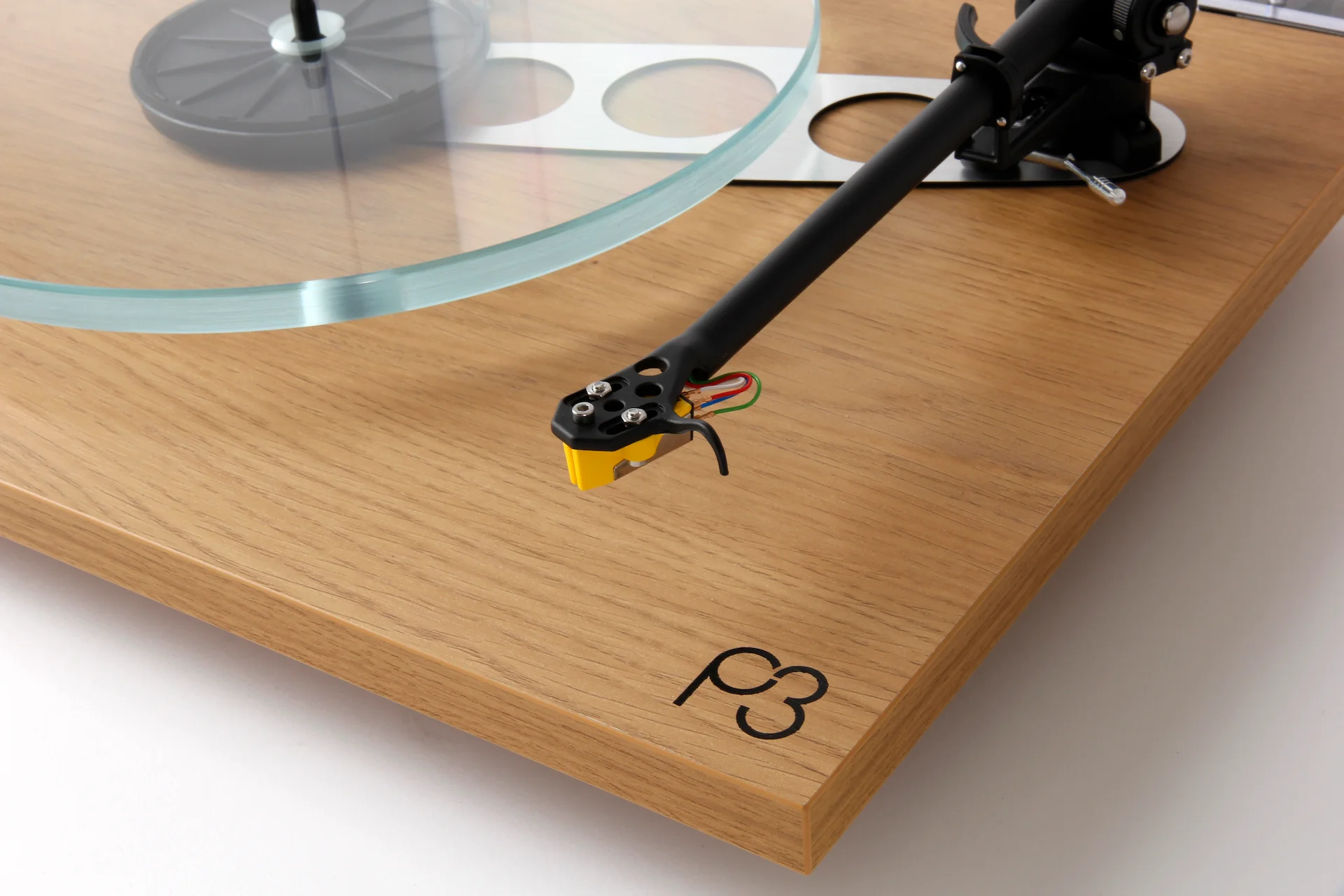 Rega PLANAR 3 in light Oak finish