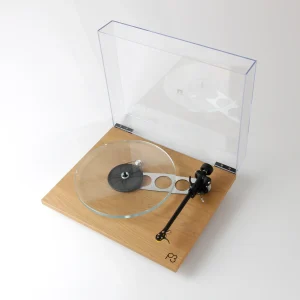 Rega PLANAR 3 in light Oak finish