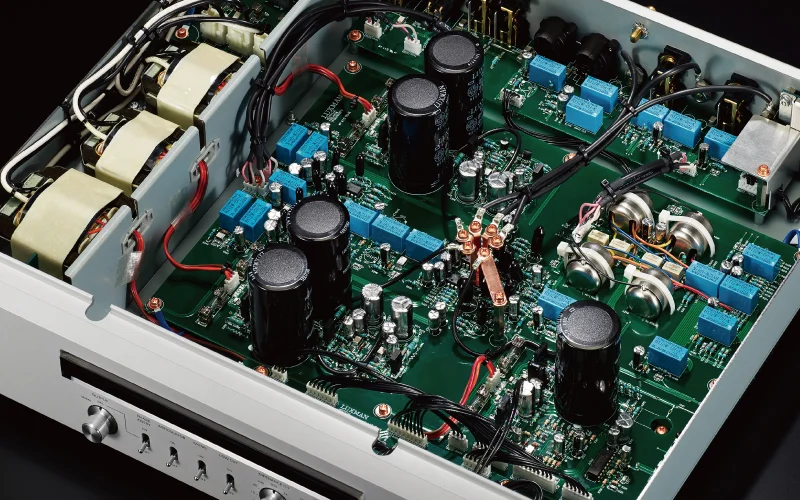 All-solid-state, high-quality NF-type phono equaliser amplifier.